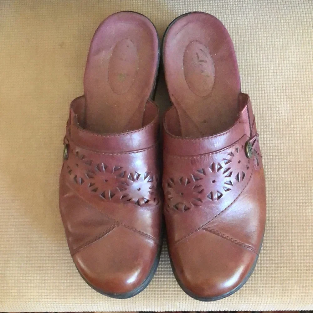 Clarks genuine leather slip on clogs - Picture 2 of 4